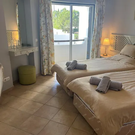 Immaculate 2 Bed, 2 Bath Apartamento *