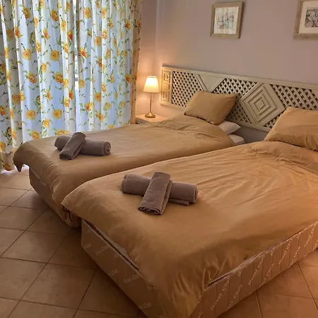 Immaculate 2 Bed, 2 Bath דירה