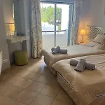 Immaculate 2 Bed, 2 Bath Apartamento *